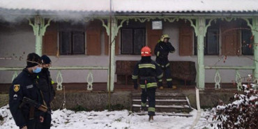 На Рівненщині поліція та медики врятували чоловіка з палаючого будинку